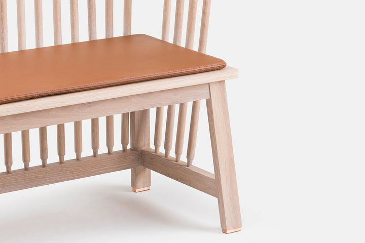 WHITE OILED OAK  (+ OPTIONAL SEAT PAD IN BROWN NATURAL GRAIN LEATHER)