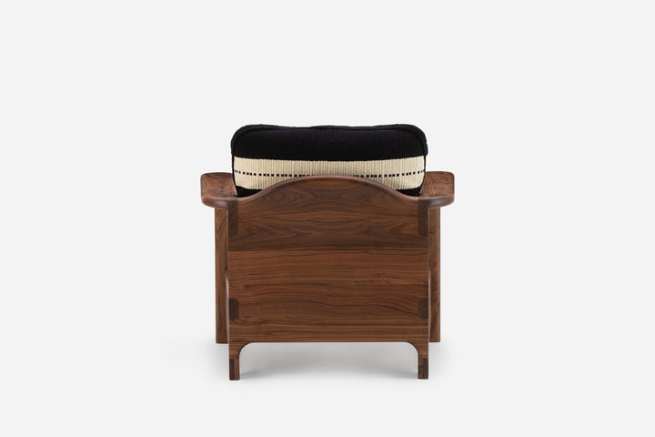 DANISH OILED WALNUT & MANTA LIDO PRETO / CRU