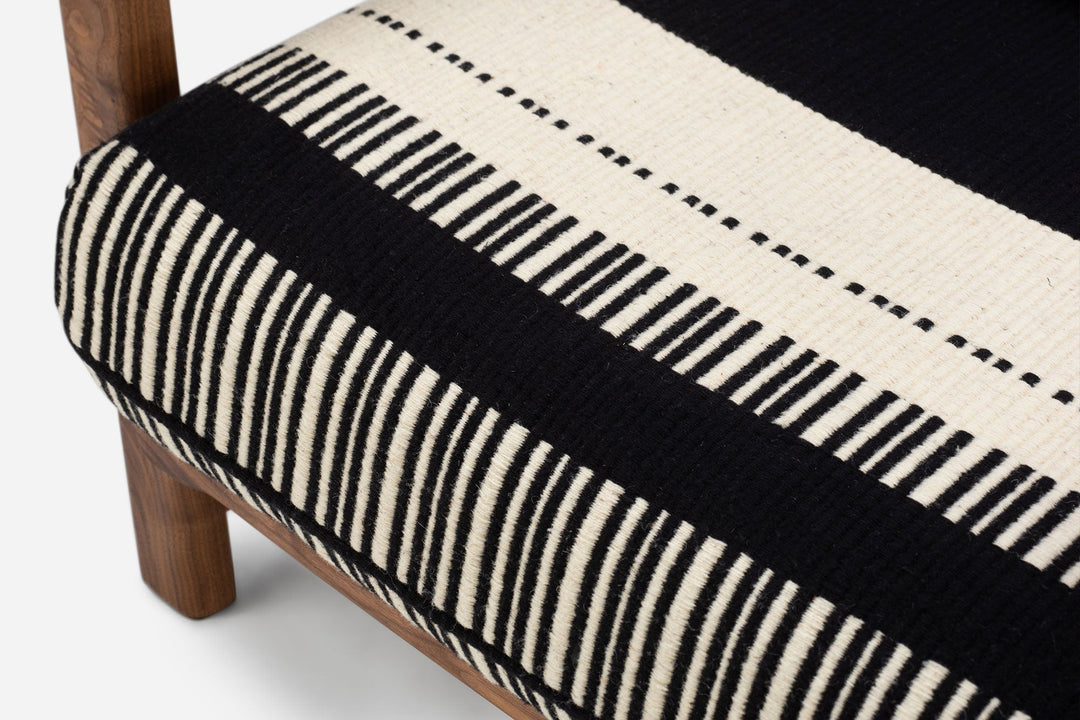 DANISH OILED WALNUT & MANTA LIDO PRETO / CRU