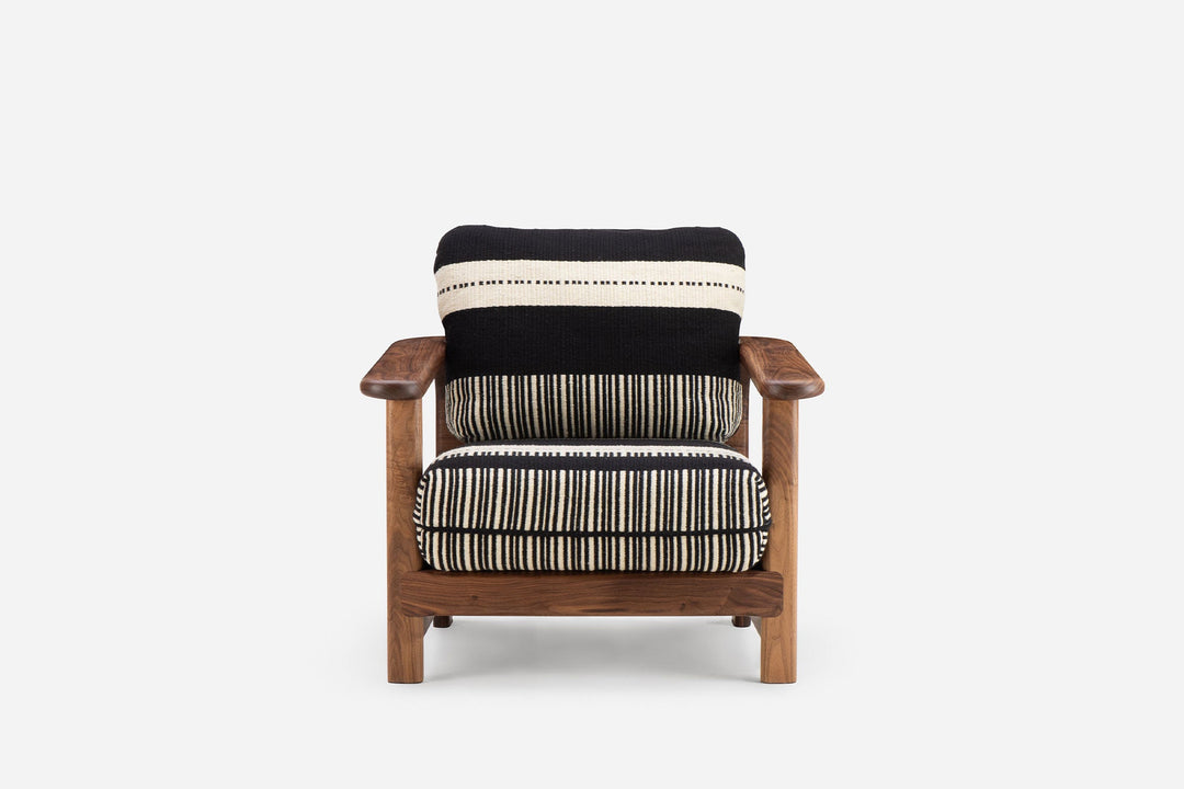 DANISH OILED WALNUT & MANTA LIDO PRETO / CRU